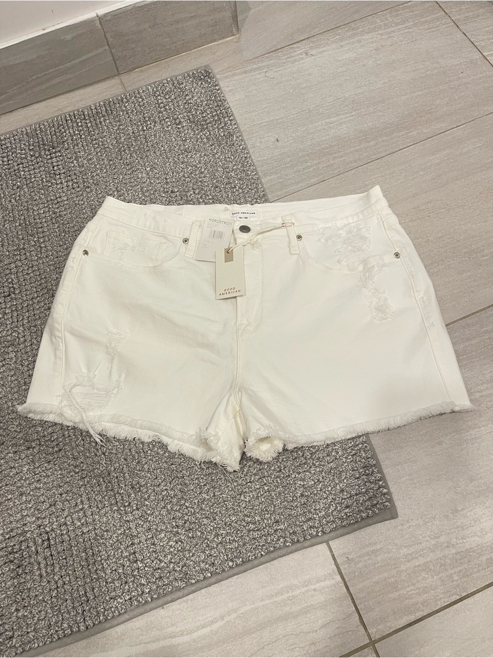 NWT Good American White Good '90s Denim Cutoff Short size 14 / 32 distressed - Picture 2 of 6